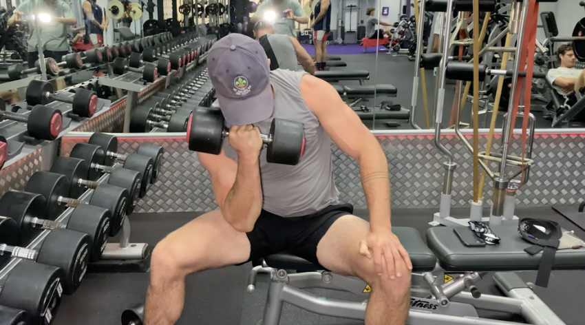  Here’s How Doing 100 Bicep Curls for a Month Changed This Guy’s Body