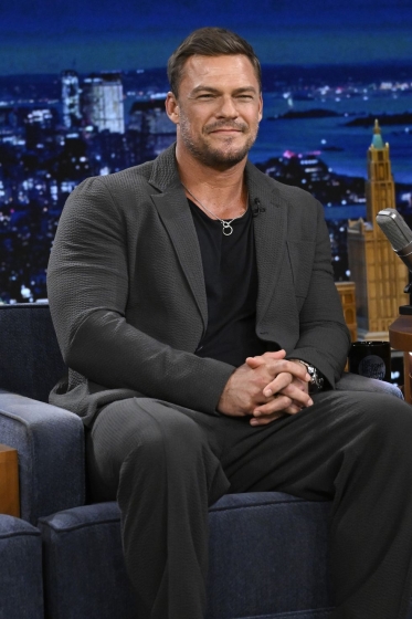  Alan Ritchson Says He Would Love to Play Batman in James Gunn’s DC Universe